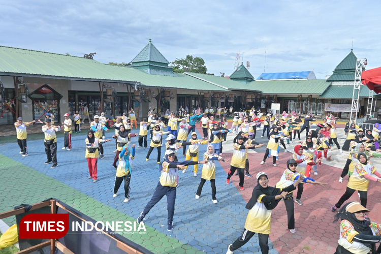 Ratusan Lansia Meriahkan Senam Sehat Lansia Bersama Hetifah Sjaifudian di UMKM Center Bontang