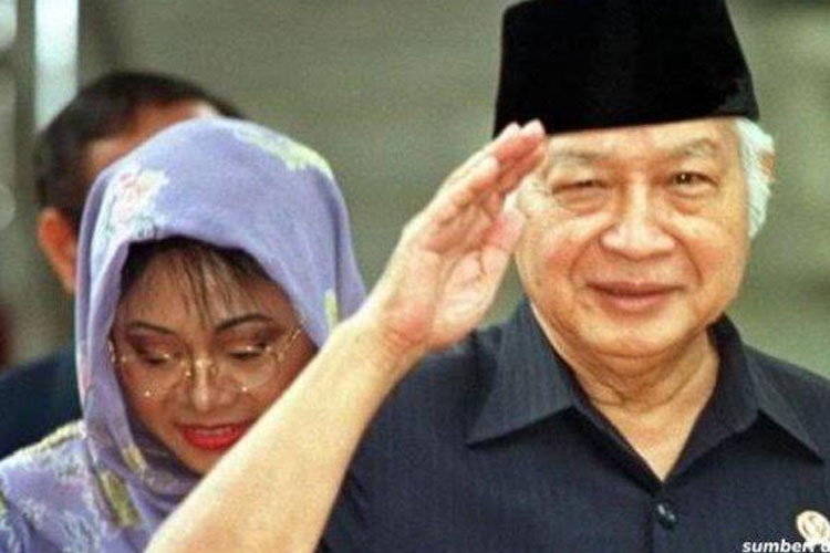 Presiden Kedua RI, Soeharto mendapat gelar Pahlawan Nasional.