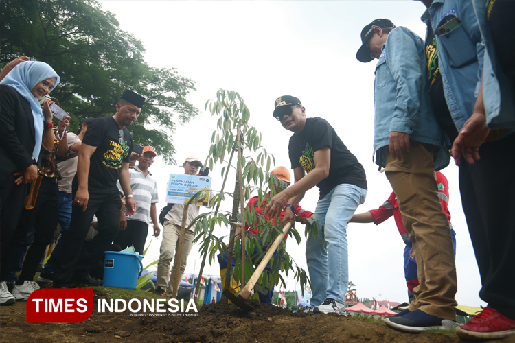 Suasana penanaman seribu bibit pohon durian dan aksi teatrikal Hari Pahlawan di Wonokoyo, Kota Malang. (Foto: Tria Adha/TIMES Indonesia)