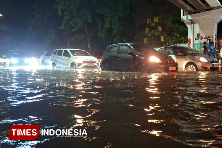 Genangan banjir menutup jalan tepat di depan Lippo Plaza Sidoarjo. (Foto: Saiful Bahri/TIMES Indonesia)