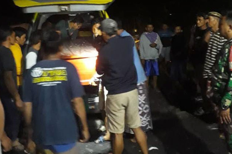 Penemuan jasad perempuan korban hanyut terseret arus Sungai Glidik Lebakharjo, saat ditemukan dan dievakuasi di Pantai Alas Purwo Banyuwangi, pada Sabtu (8/11/2025) malam. (FOTO: Polres Malang)