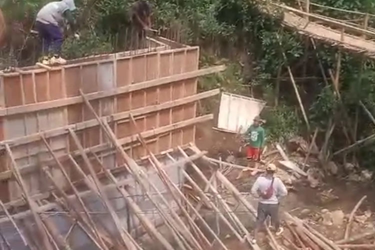 Tampak pekerja menyiapkan struktur jembatan Balong, Dusun Wotgalih Desa Rejoyoso Bantur Kabupaten Malang, belum lama ini. Jembatan Balong ini prioritas ditangani Dinas PU Bina Marga Kabupaten Malang karena rusak terdampak bencana. (Foto: IST)