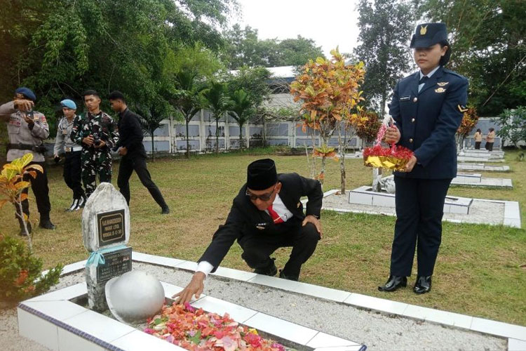 Bupati Djoni Alamsyah Hidayat menaburkan bunga di makam tokoh pejuang asal Kabupaten Belitung, Letkol Pas (Purn) H. AS Hanandjoeddin dalam rangka memperingati Hari Pahlawan Nasional 2025, di Tanjungpandan, Senin (10/11/2025) (ANTARA/Apriliansyah)