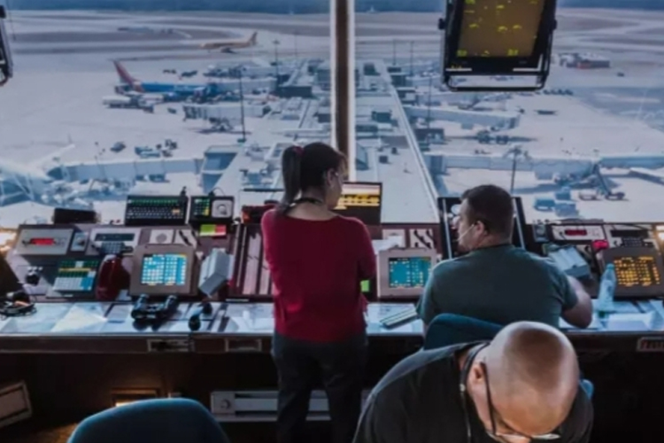 Suasana di salah satu tempat pengendali lalu lintas udara di Amerika Serikat.(FOTO: Los Angeles Times)