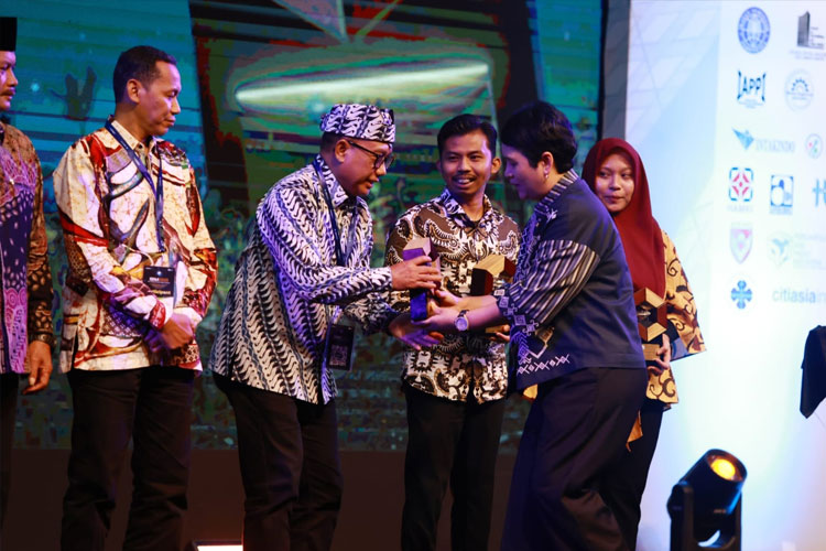 Direktur Jenderal Teknologi Pemerintah Digital Kemkomdigi, Myra Tayyiba, saat menyerahkan penghargaan Juara 1 kategori Best Smart Branding Innovation kepada Wakil Bupati Banyuwangi, Mujiono. (Foto: Humas Pemkab for TIMES Indonesia)