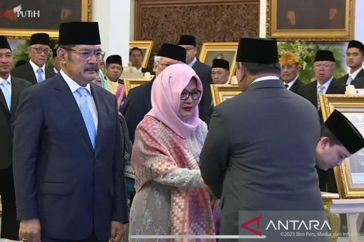 Presiden Prabowo Subianto menyerahkan gelar Pahlawan Nasional kepada Presiden ke-2 Soeharto, yang diterima oleh putri sulungnya Siti Hardijanti Rukmana selaku ahli waris, di Istana Negara, Jakarta, Senin (10/11/2025. (foto: ANTARA)