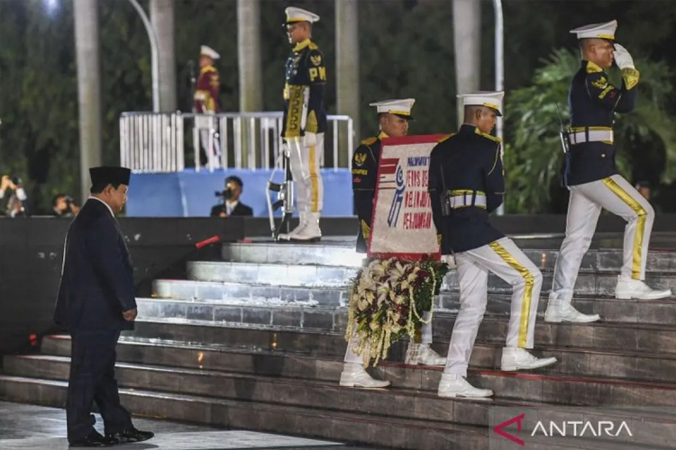 Presiden Prabowo Subianto (kiri) memimpin Upacara Ziarah Nasional dan Renungan Suci dalam rangka Hari Pahlawan di Taman Makam Pahlawan Utama Nasional Kalibata, Jakarta, Minggu (9/11/2025). (FOTO: ANTARA/Genta Tenri Mawangi)