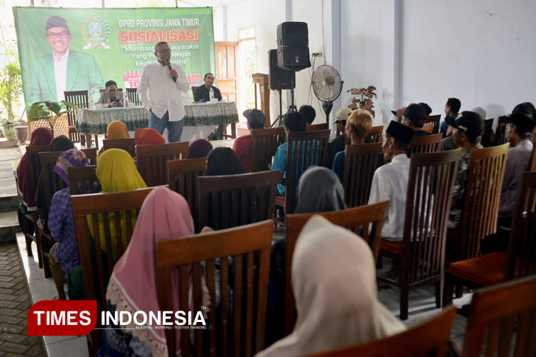 Mahdi, Anggota DPRD Komisi C Provinsi Jawa Timur saat memberikan sambutan sosialisasi peduli keamanan online di RM Rahayu, Sumberasih, Probolinggo, Senin (10/11/2025). (FOTO: Adhitya Hendra/TIMES Indonesia)