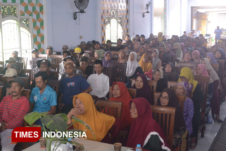 Suasana 125 warga saat mendengarkan paparan sosialisasi peduli keamanan online di RM Rahayu, Sumberasih, Probolinggo, Senin (10/11/2025). (Foto: Adhitya Hendra/TIMES Indonesia)