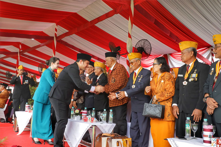 Wakil Gubernur Jatim Emil Dardak saat memimpin upacara peringatan Hari Pahlawan di Tugu Pahlawan Surabaya, Senin (10/11/2025). (FOTO: Dok.Humas Pemprov Jatim)