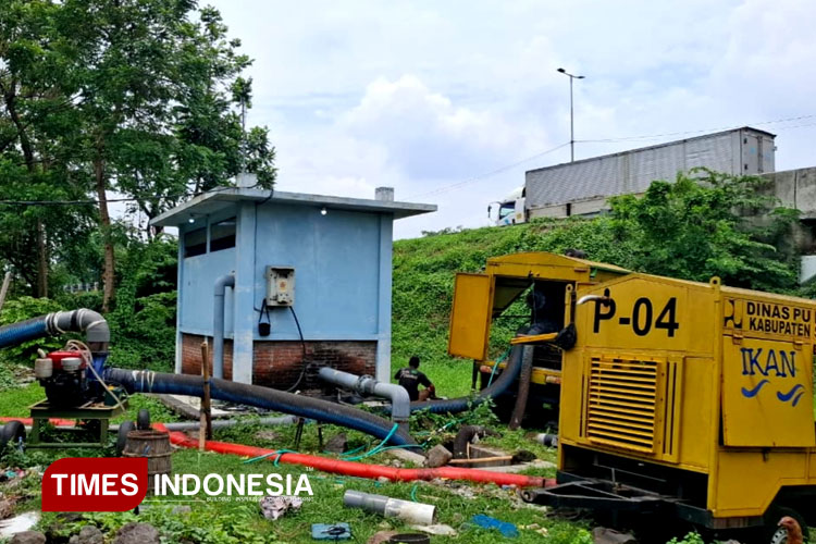 Rumah Pompa yang disiagakan di depan Lippo Plaza Sidoarjo yang kerap menjadi langganan banjir setiap hujan turun. (FOTO: Syaiful Bahri/TIMES Indonesia)