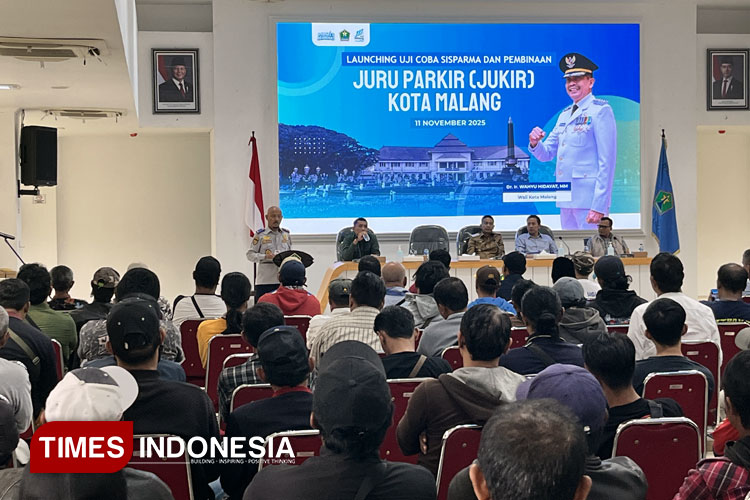 Dishub Kota Malang bersama Wali Kota Malang saat menggelar sosialisasi aplikasi SISPARMA kepada ratusan jukir. (Foto: Rizky Kurniawan Pratama/TIMES Indonesia)