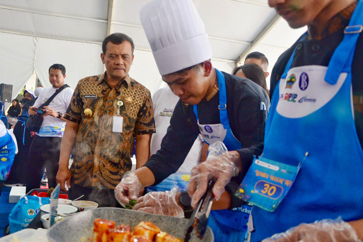 Gubernur Ahmad Luthfi menyaksikan siswa SMK tata boga yang tengah berlomba mengolah berbagai menu berbahan dasar ikan di acara Fish Market di halaman kantor gubernur, Selasa (11/11/2025). (Foto: Pemprov Jateng)