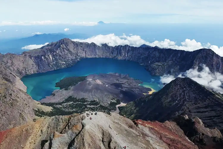 TNGR Ingatkan Pendaki Gunung Rinjani Waspadai Cuaca Ekstrem di Musim Hujan