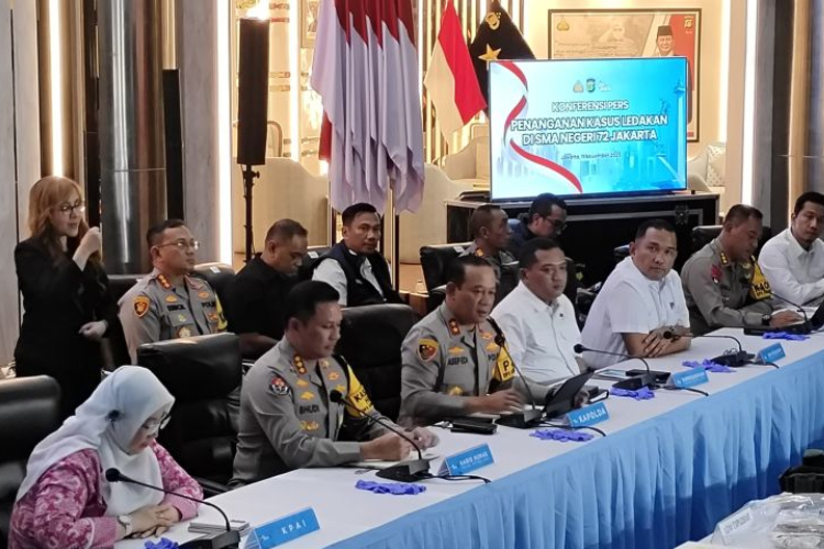 Kapolda Metro Jaya, Irjen Pol Asep Edi Suheri (ketiga dari kiri) saat konferensi pers di Jakarta, Selasa (11/11/2025). (FOTO: ANTARA/Ilham Kausar)