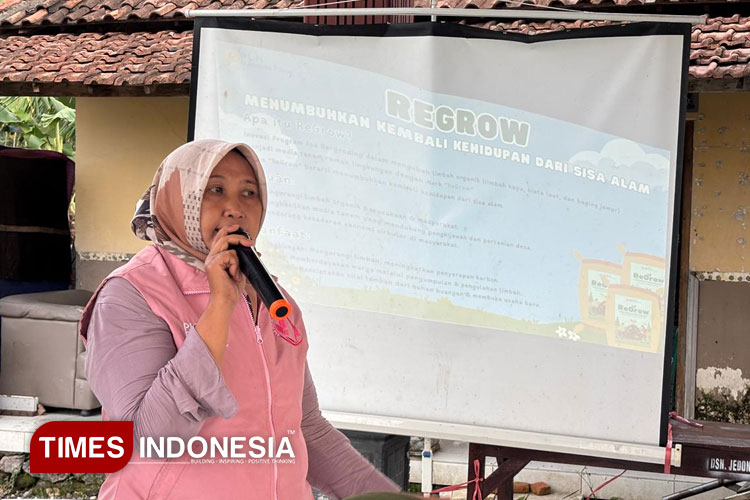 Kader Asa Bergending saat memberikan tips dan cara memanfaatkan limbah baglog jamur di Desa Sekarputih Balongpanggang. (Foto: Akmal/TIMES Indonesia).