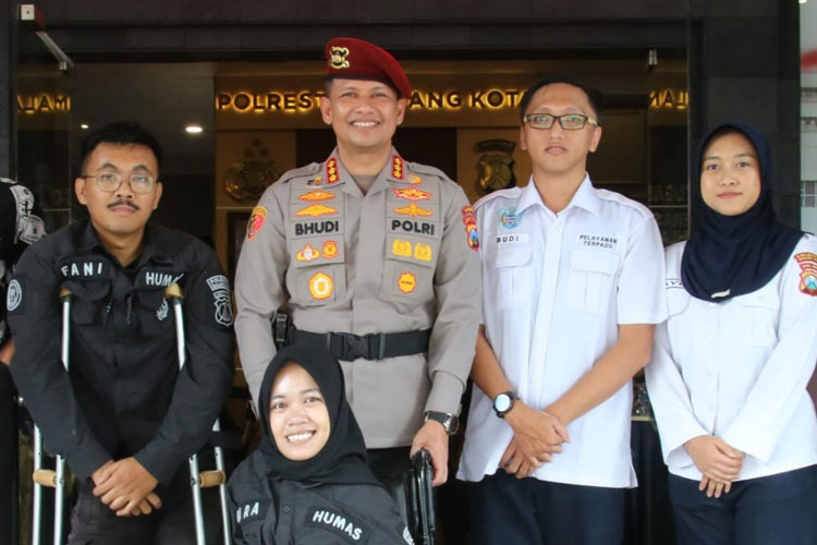 Kombes Pol Budi Hermanto saat bersama difabel Malang.