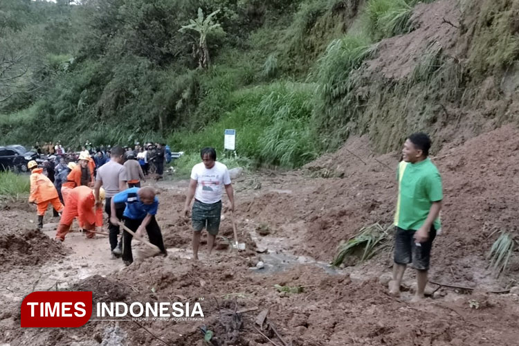 Tanah Longsor Terjang Jalur Poncol Magetan, 1 Tewas Tertimbun, Akses Jalan Sempat Lumpuh