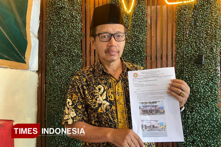 Ketua Pengurus PGRI Banyuwangi, Moh. Sodiq, S.Pd., menunjukkan surat permohonan pengamanan kepolisian. (FOTO: Ikromil Aufa/TIMES Indonesia)
