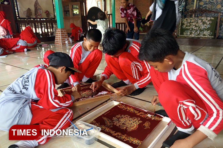 Siswa SDN Perak 2 Jombang Menyapa Warisan Nusantara Lewat Outing Class Membatik