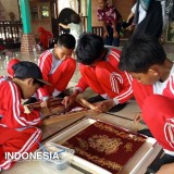 Siswa SDN Perak 2 Jombang Outing Class Membatik