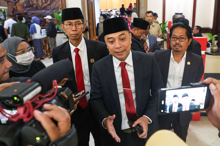 Wali Kota Eri cahyadi saat memberikan keterangan terkait APBD dan PAD usai rapat paripurna penetapan APBD 2026 digedung DPRD setempat, Senin (10/11/2025) kemarin. (Foto: Humas Pemkot Surabaya)