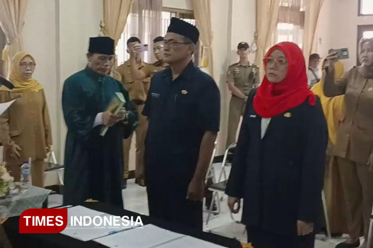 Suasana pengambilan sumpah dan janji jabatan oleh dua kepala puskesmas yang dimutasi hari ini. (Foto: Susi/Times Indonesia)
