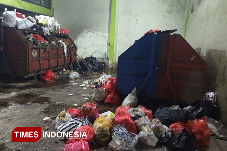 Tumpukan sampah di TPS Mayjen Sungkono Kota Madiun sebelum dibawa ke TPA Winongo. (Foto : Yupi Apridayani/TIMES Indonesia)