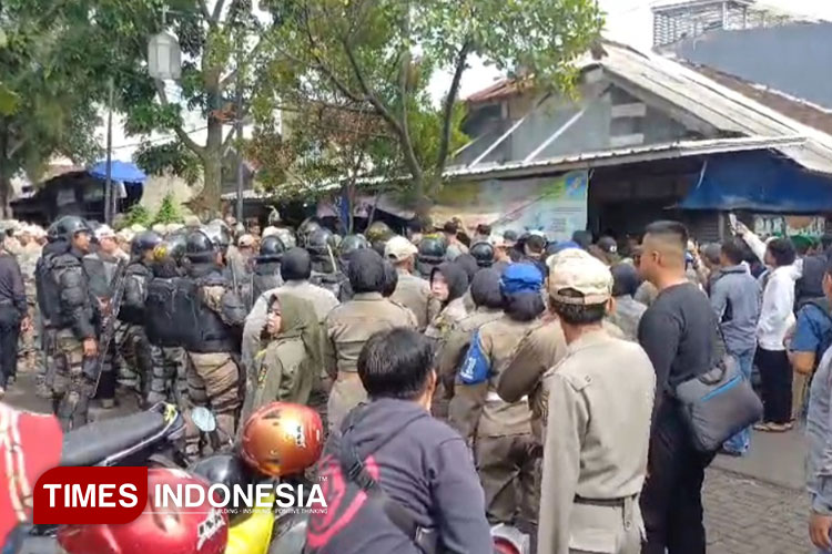 Satpol PP Cianjur tertibkan pedagang di Bomero Citywalk. (FOTO: Wan/TIMES Indonesia)