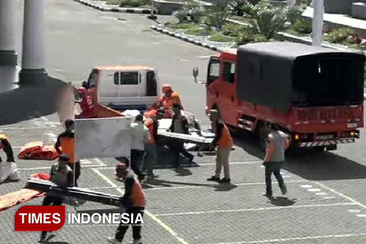 Simulasi bencana yang dilaksanakan oleh BPBD Kota Batu disela-sela Apel Gelar Pasukan Kesiapsiagaan Bencana Hidrometeorologi menghadapi musim hujan tahun 2025-2026 yang dilaksanakan di Balai Kota Among Tani, pagi ini. (Foto: Dhani/TIMES Indonesia)