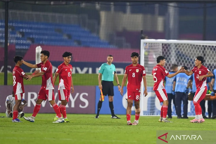 Timnas Indonesia U-17 bersalaman usai mengalahkan Timnas Honduras U-17 pada laga Grup H Piala Dunia U17 2025 di Lapangan 2 Aspire Zone, Doha, Qatar, Senin (10/11/2025). (ANTARA FOTO/Bayu Pratama S/app/YU)