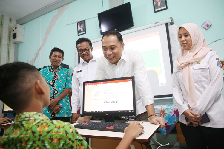 Wali Kota Surabaya Eri Cahyadi saat meninjau salah satu sekolah di Surabaya, beberapa waktu lalu. (Foto: Humas Pemkot Surabaya)