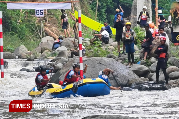 Para peserta arung jeram Porprov Jawa Timur 2025 di sungai Pekalen Kabupaten Probolinggo.(Foto: Dicko W/TIMES Indonesia)