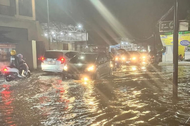 Para pengendara tetap nekat menerobos banjir di kawasan Kecamatan Waru Sidoarjo. (Foto: Istimewa)