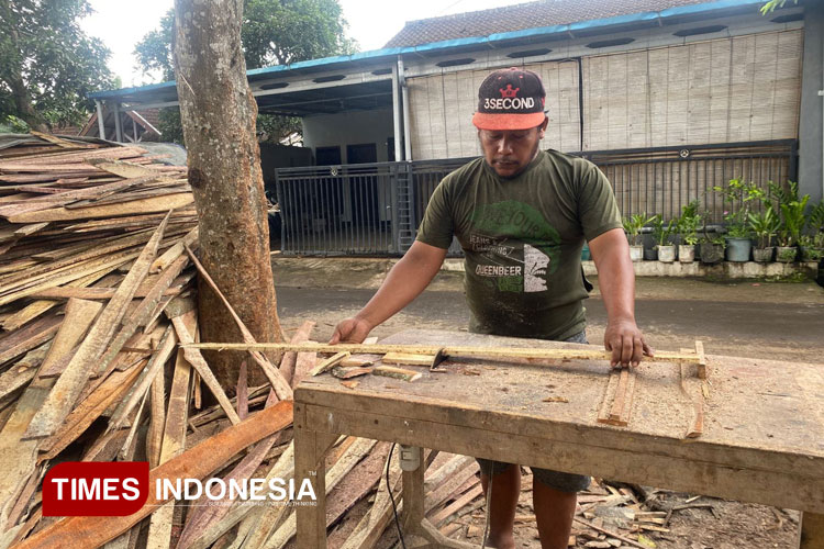 Proses pemotongan dan pengukuran kayu untuk diproses menjadi kotak sayur (FOTO: Moh Bahri/TIMES Indonesia)