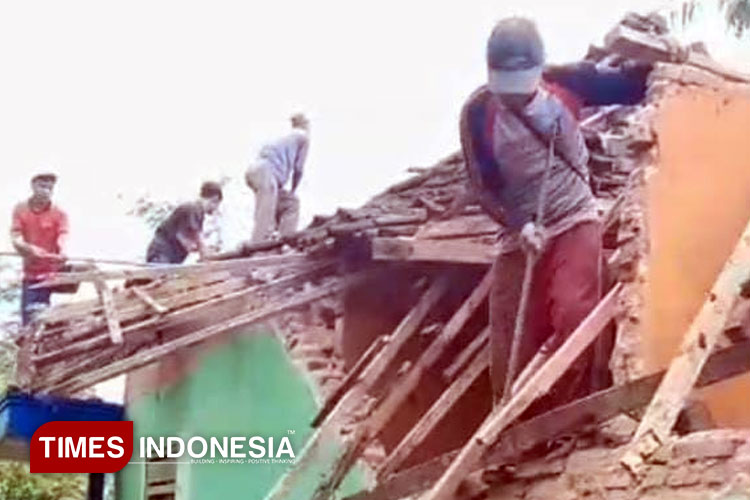 Hujan Disertai Angin Kencang Dua Hari, Rumah Ambruk Lansia di Dampit Diusulkan Bantuan