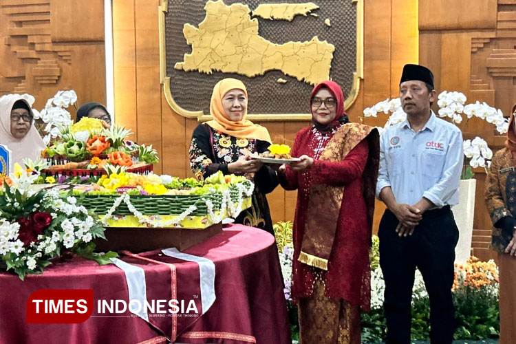 Gubernur Khofifah Potong Tumpeng Bersama Keluarga Marsinah dan Serikat Buruh