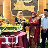 Gubernur Khofifah Potong Tumpeng Bersama Keluarga Marsinah