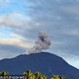 Gunung Ibu Erupsi, Abu Capai 500 Meter ke Langit