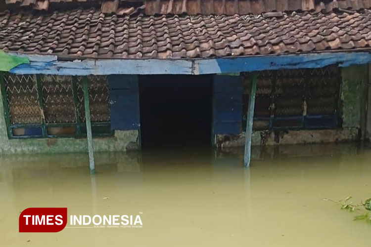 Kondisi-banjir-akibat-luapan-kali-lamong-a.jpg