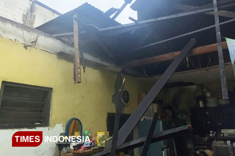 Diterjang Hujan dan Angin Kencang, Rumah Warga Sidoarjo Ambruk