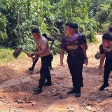 Respons Keluhan Warga, Polisi Taliabu Perbaiki Jalan Rawan Kecelakaan