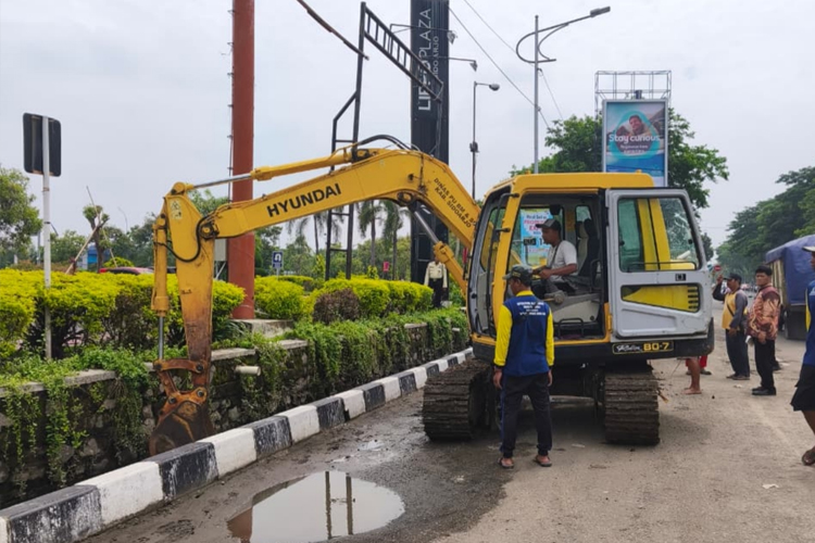 Pemkab Sidoarjo Siagakan 5 Pompa 24 Jam dan Turunkan Alat Berat Atasi Banjir Depan Lippo Plaza