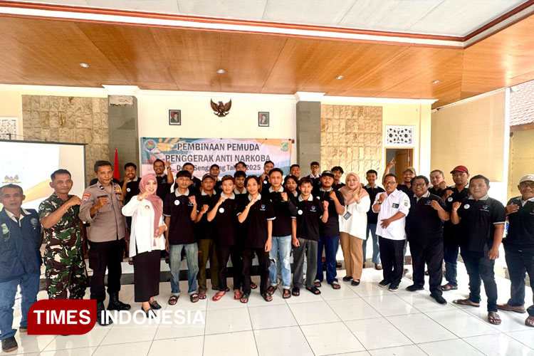meresmikan-Pemuda-Penggerak-Antinarkoba-Desa-Senggreng-Sumberpucung-Kabupaten-Malang-b.jpg