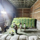 Gudang Oplosan Beras 110 Ton Digerebek Polisi, Beras Medium Dicampur Menir Berlebihan