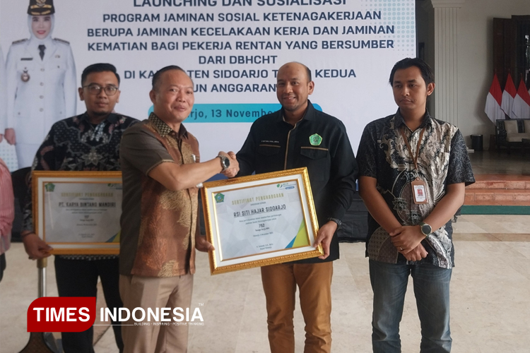 RSI Siti Hajar Raih Penghargaan atas Kepedulian Sosial dari Pemkab Sidoarjo