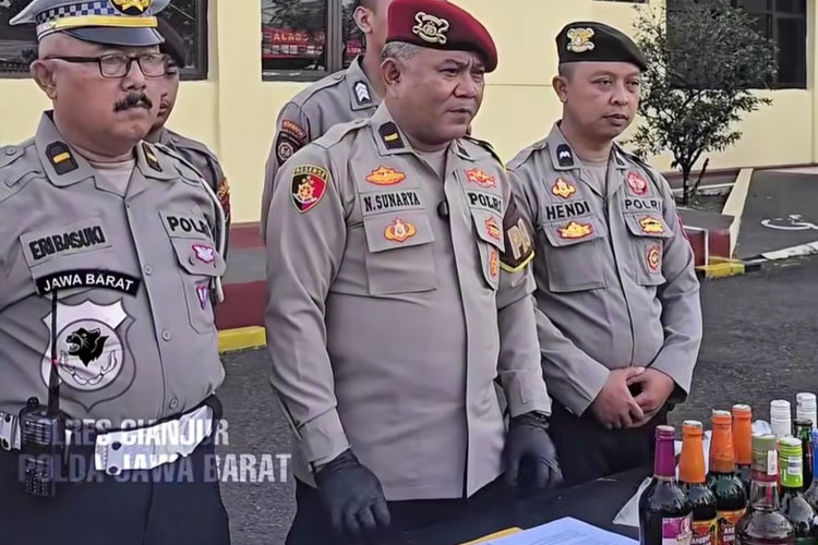 Ratusan Botol Miras Ilegal Disita dari Kios Jamu di Cianjur