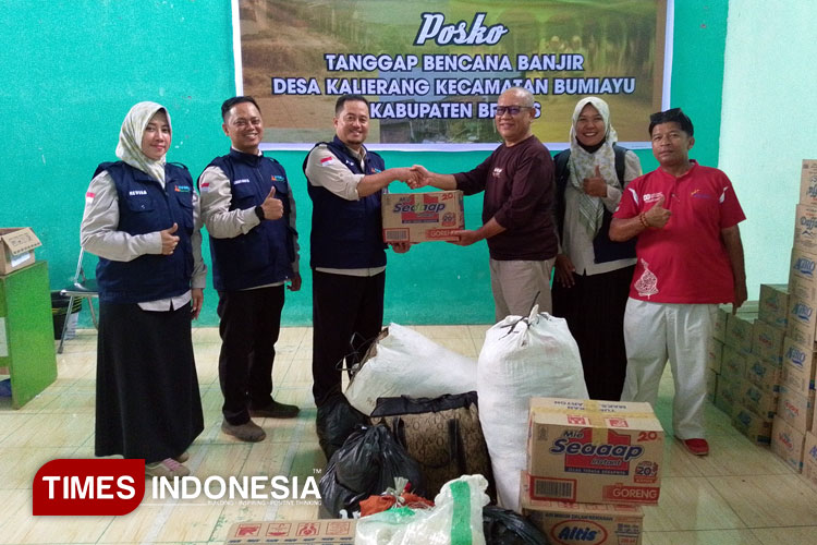 BMT Amindo Brebes Gerak Cepat di Lokasi Banjir Kalierang, Salurkan Bantuan dan Pengobatan Gratis