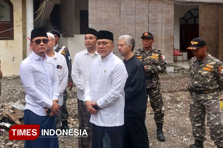 Zulkifli Hasan dan Gus Miftah Kunjungi Ponpes Al-Khoziny, Sampaikan Pesan Presiden