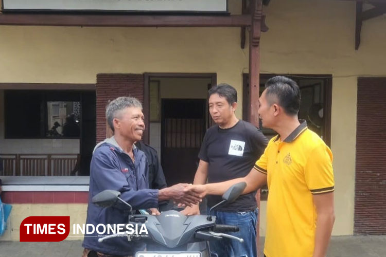 Polsek Rogojampi Banyuwangi Serahkan Motor Terlantar Milik Warga Jember